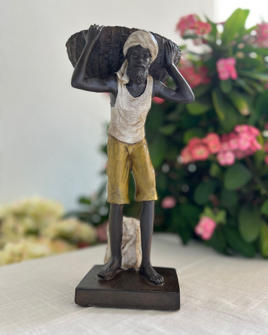 Figura con cesta al hombro