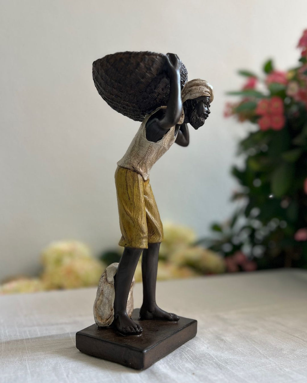 Figura con cesta al hombro