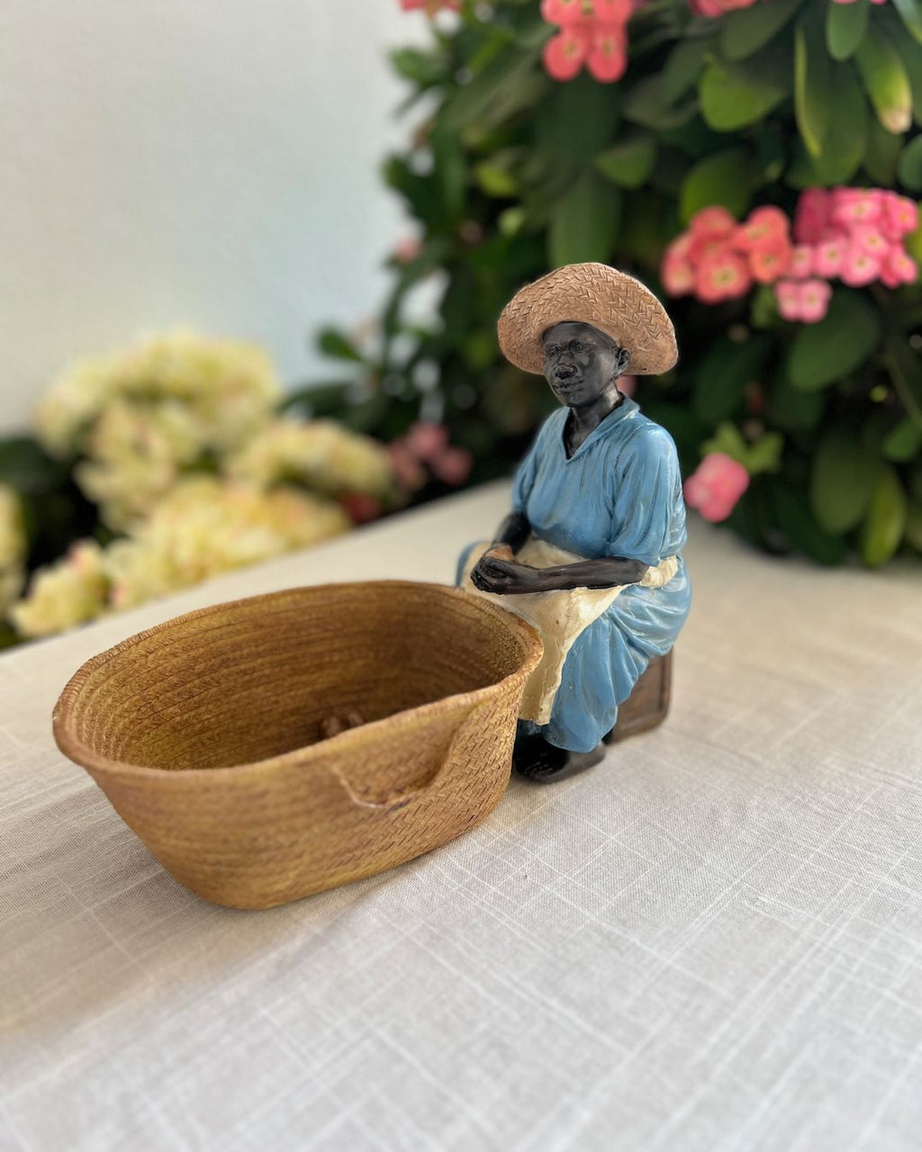 Figura con cesta