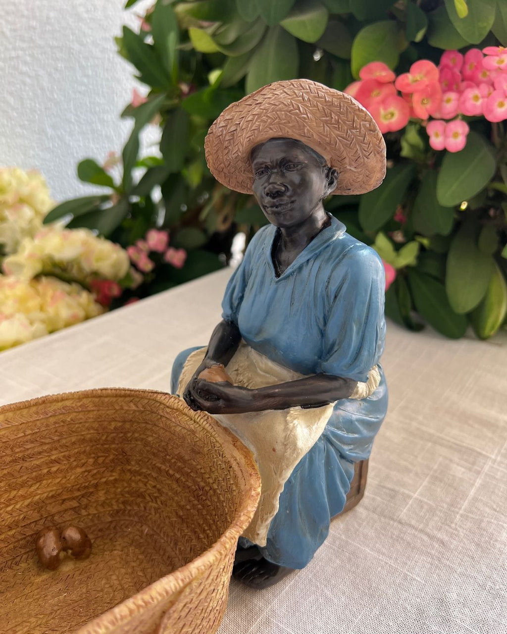 Figura con cesta