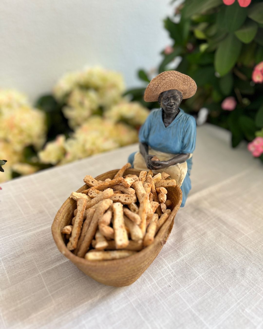 Figura con cesta