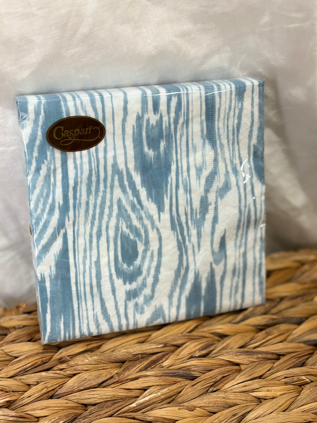 Servilletas de papel con veta de madera en azul celeste sobre fondo blanco