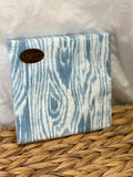 Servilletas de papel con veta de madera en azul celeste sobre fondo blanco
