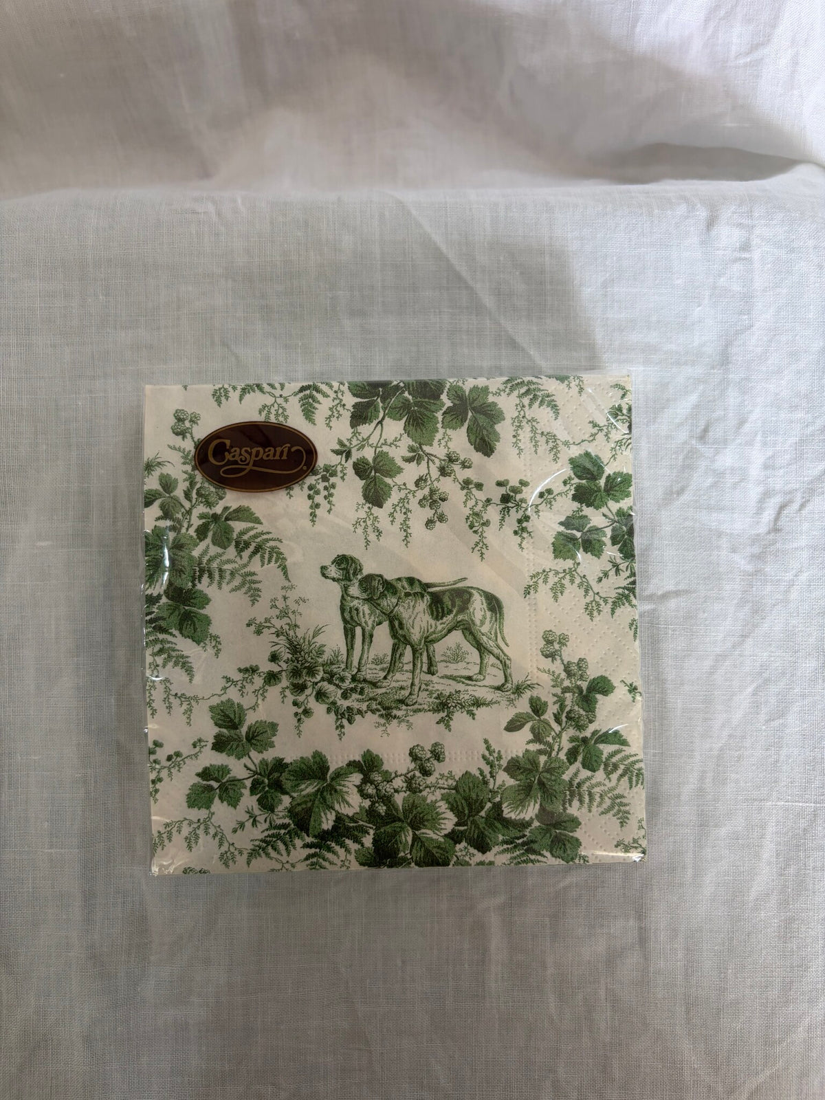 Servilletas de papel en toile verde con un perro de caza entre helechos y zarzamoras