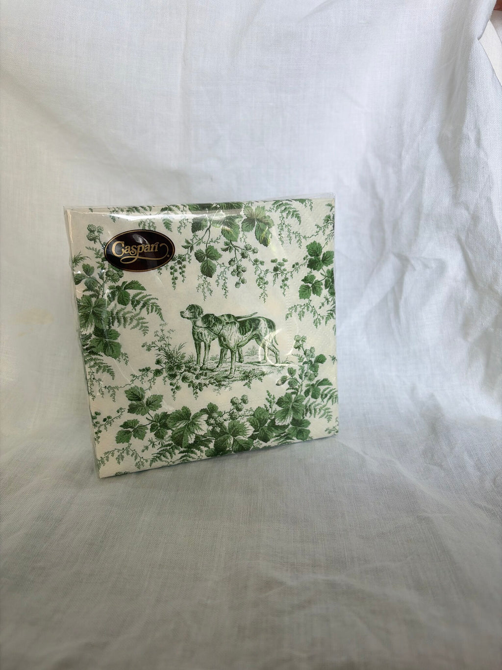 Paquete de servilletas de toile verde con perro de finca sobre lino blanco