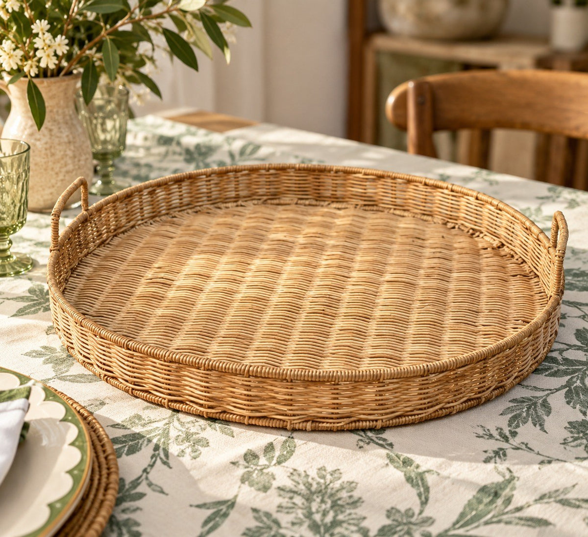 Bandeja de ratán Kate sobre mesa con mantel floral