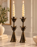Candelabro Vireo de metal con hojas, pareja con velas encendidas