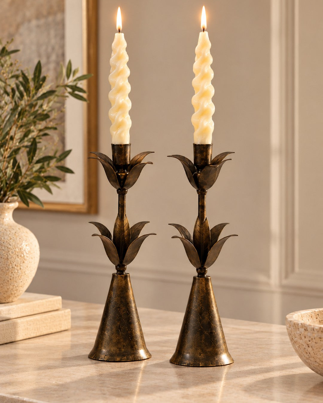 Candelabro Vireo de metal con hojas, pareja con velas encendidas