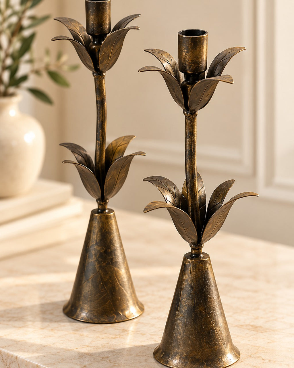 Candelabro Vireo de metal envejecido, detalle de las hojas y la base cónica