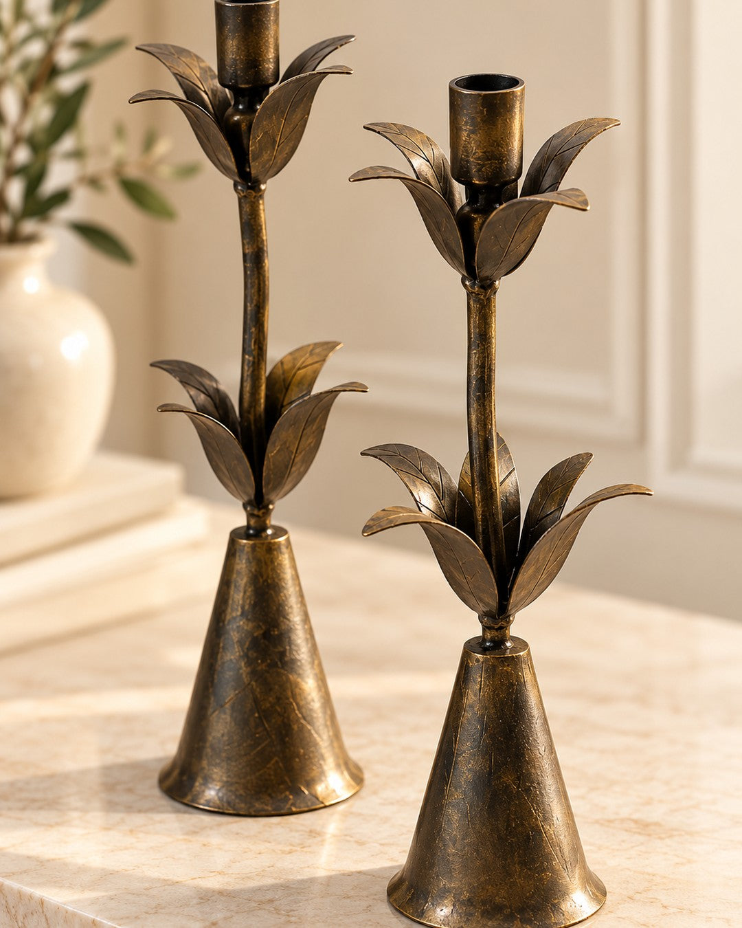 Candelabro Vireo de metal envejecido, detalle de las hojas y la base cónica