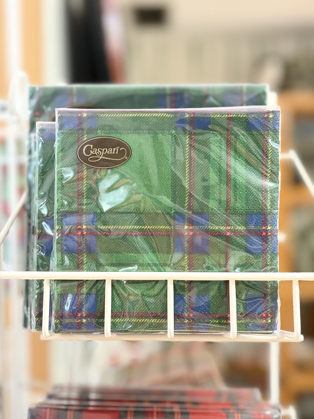 Servilletas de papel Escocés Verde en el expositor de la tienda