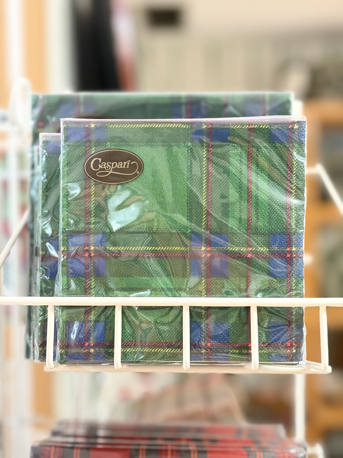 Servilletas de papel Escocés Verde en el expositor de la tienda