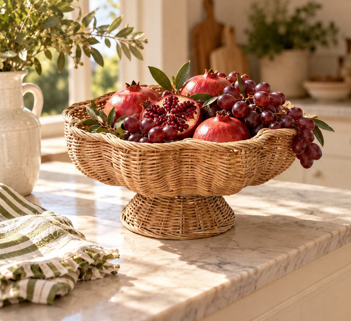 Frutero de ratán Peralta con granadas y uvas en la cocina