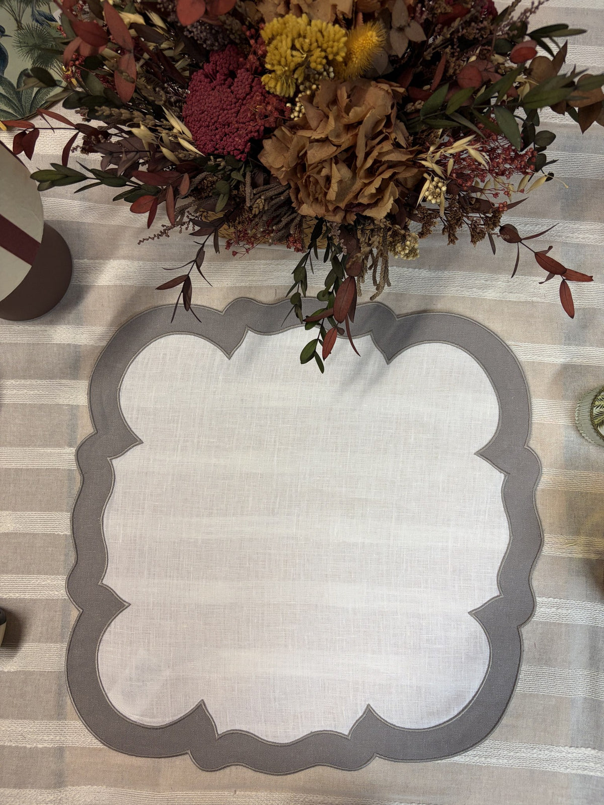 Mantel individual de lino con borde gris, vista cenital