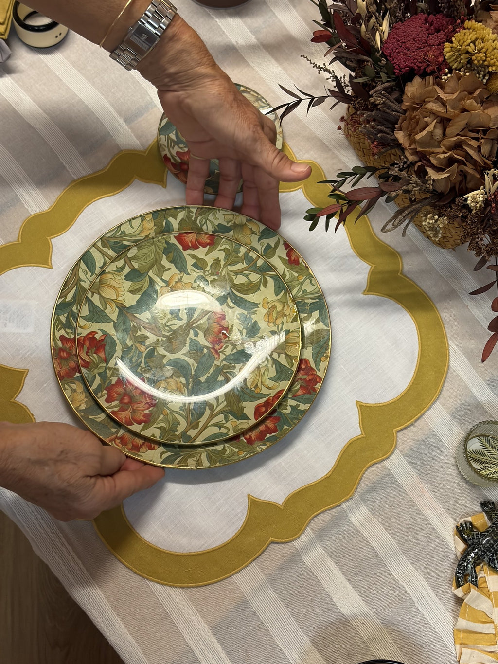 Mantel individual de lino mostaza con plato floral