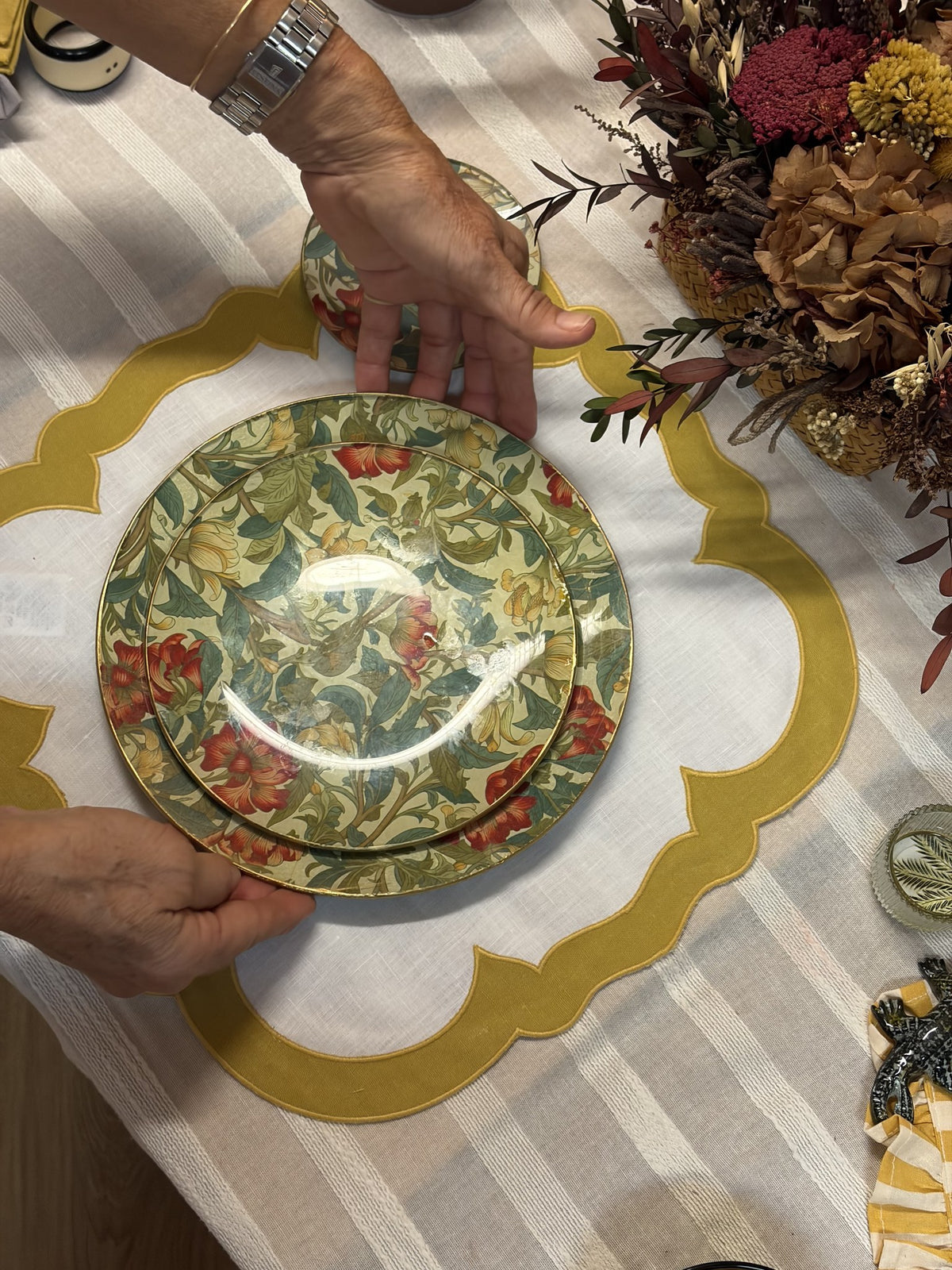 Mantel individual de lino mostaza con plato floral