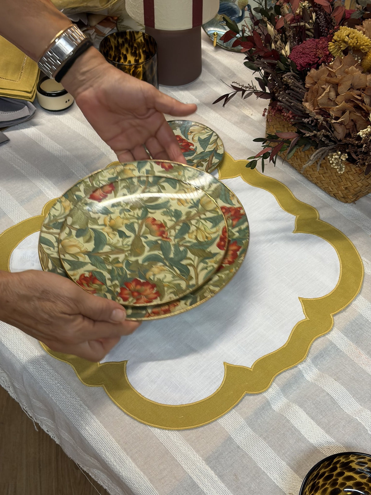 Mantel individual mostaza con vajilla floral