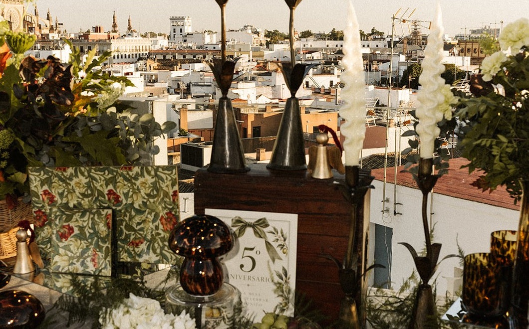 Mesa del aniversario con velas, cartel del 5º aniversario y vistas de la ciudad