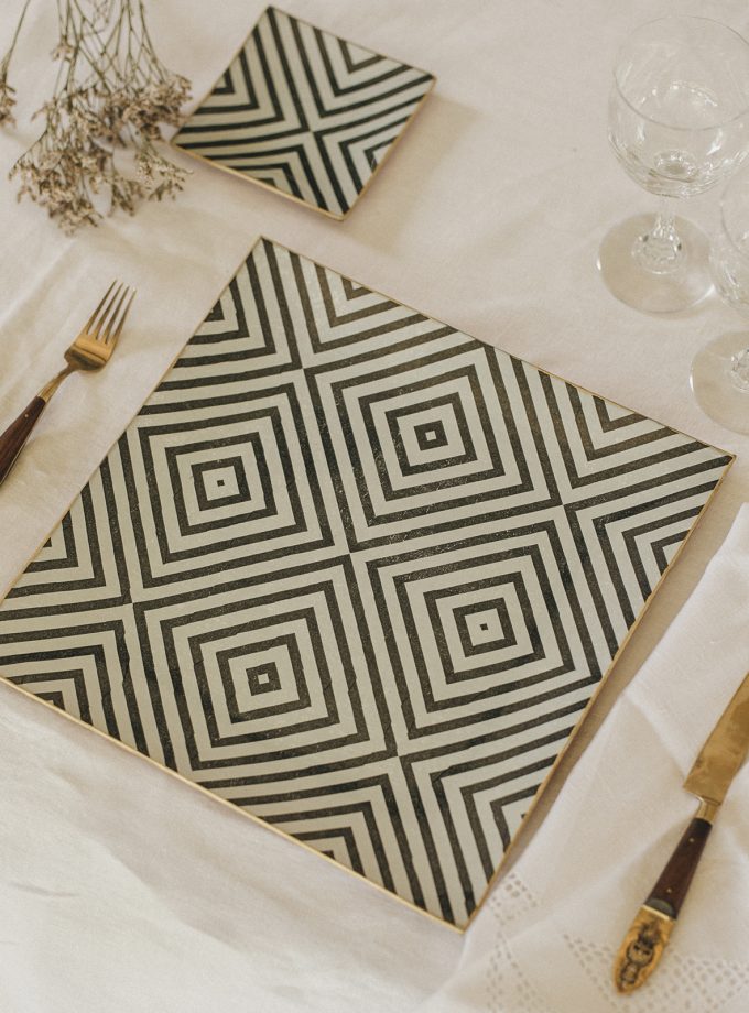 Plato Cuadrado Rayas Negras