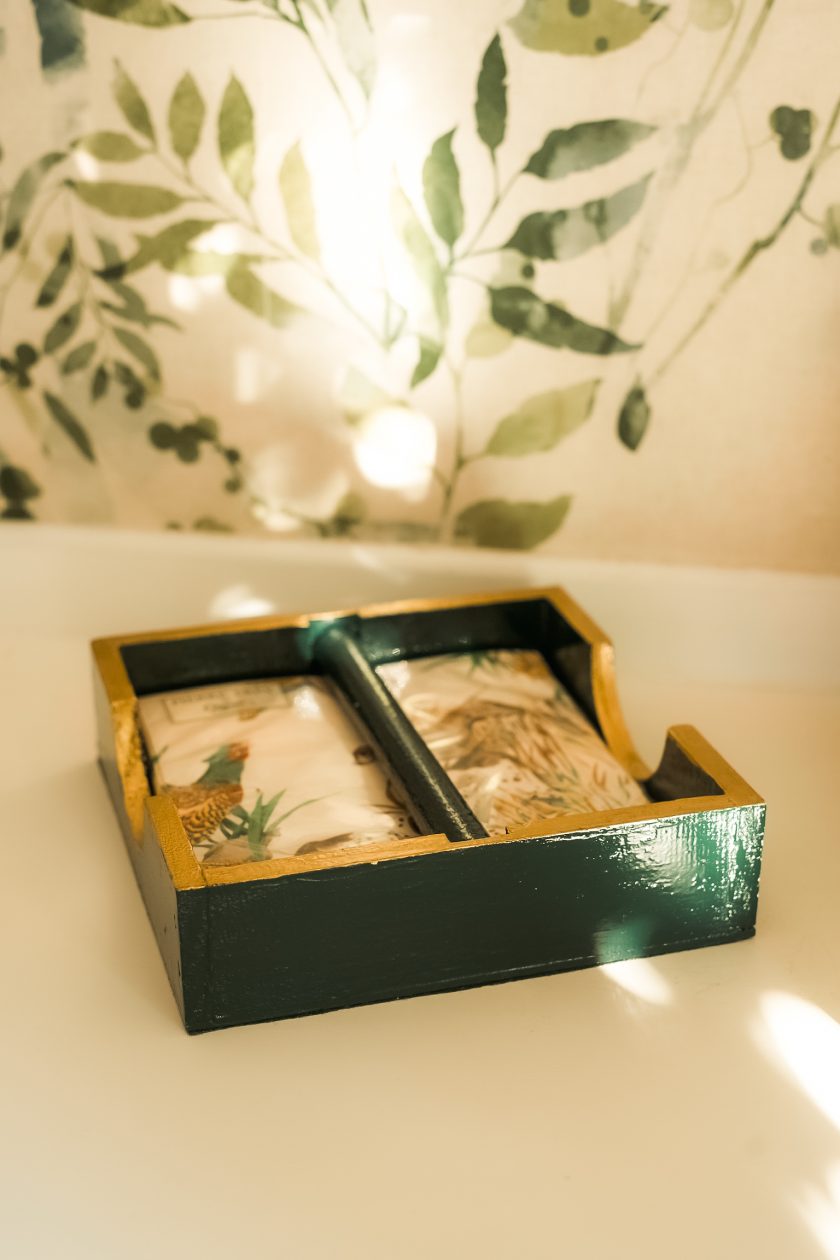 Servilletero de madera verde carruaje