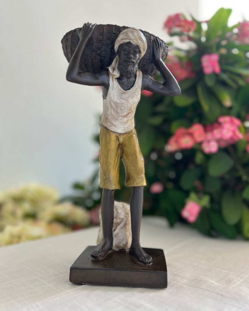 Figura con cesta al hombro - Imagen 2
