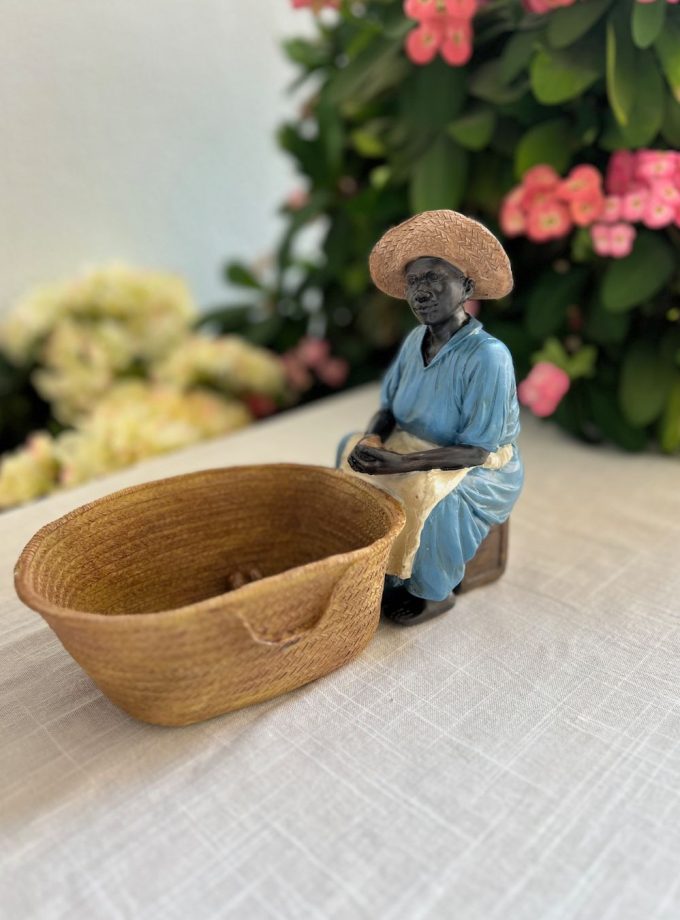 Figura con cesta