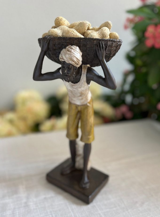Figura con cesta al hombro