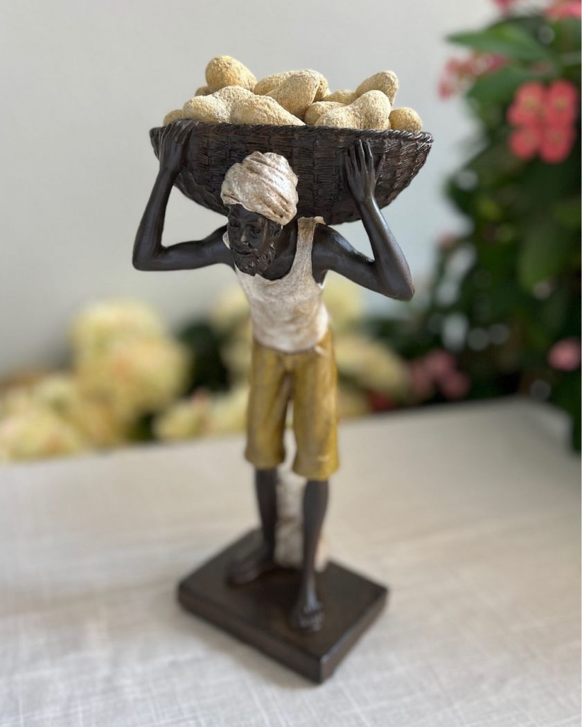 Figura con cesta al hombro